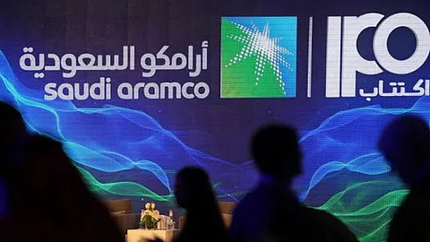 الرميان: أرامكو تعتزم بيع المزيد من أسهمها.. والطرح المنتظر قد يكون خارج البورصة السعودية