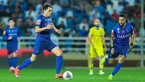 صانع ألعاب الهلال يتمسك بالقميص الأزرق