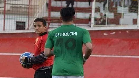 هداف الدوري الجزائري يبيع سيارته للإنفاق على علاجه