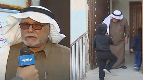 50 عامًا بلا راحة.. معلم لغة عربية يهب حياته لتعليم الأطفال مجانًا