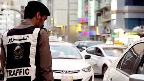 «المرور السعودي» يوضح عقوبة عدم الالتزام بحدود المسارات
