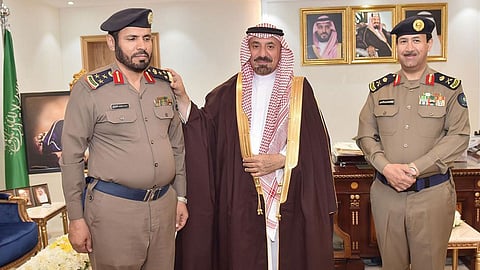 بالصور.. أمير نجران يقلد مساعد مدير الدفاع المدني بالمنطقة رتبته الجديدة