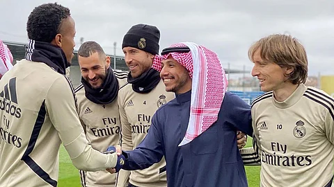 بالصور.. رئيس النصر «وجه الخير» على الريال في كلاسيكو الأرض