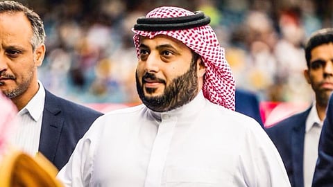 في لفتة إنسانية.. تركي الشيخ يتقدم بمبلغ مالي لوالد الطفل المتوفى