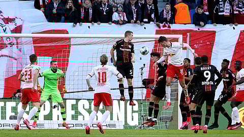 طرد الجماهير اليابانية من ملعب لايبزيج.. والنادي الألماني يعتذر