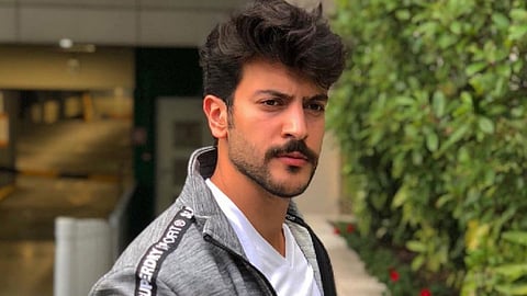 عيسى المرزوق يثير جدل متابعيه بـ«الكمامة الفاخرة»