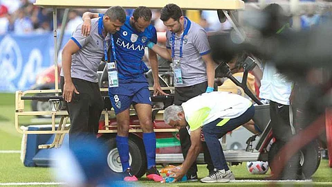 بعد إصابة عبدالله عطيف الصادمة.. هل يحق للهلال تسجيل لاعب بديل؟