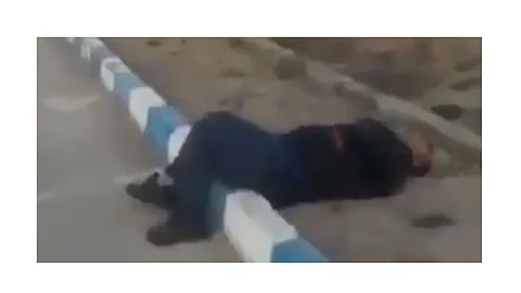 فيديو.. مريض كورونا يحتضر على أحد الأرصفة بمدينة زاهدان الإيرانية