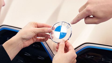 بي إم دبليو تكشف عن شعارها الشفاف الجديد على سيارة i4 الاختبارية