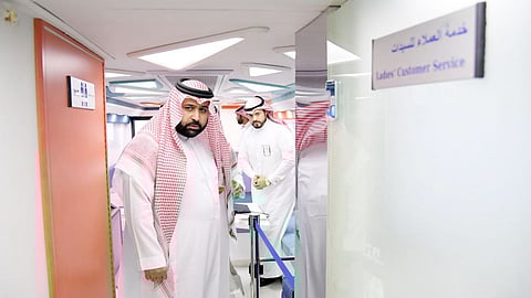 بالصور.. نائب أمير جازان يتفقد خدمات فرع «هدف» المتنقل