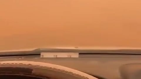 بالفيديو.. عاصفة رملية تؤدي إلى انعدام الرؤية بطرق الجوف