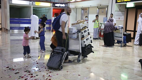 البحرين تبدأ إجلاء مواطنيها من إيران.. الثلاثاء
