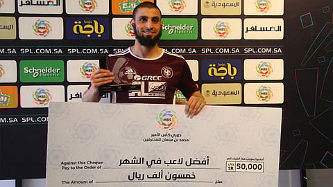 نجم الفيصلي يتسلم جائزة لاعب الشهر قبل مواجهة النصر