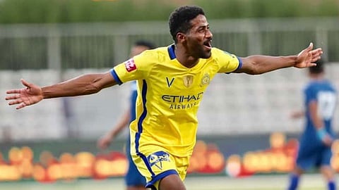 شاهد.. تصرف غريب من لاعب النصر أمام المدرجات الخالية من الجماهير