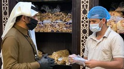 بالصور.. إجراءات احترازية للوقاية من كورونا في ٢٠ ألف مرفق بالطائف