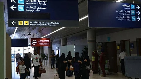 تعليق سفر المواطنين والمقيمين مؤقتًا من وإلى 9 دول