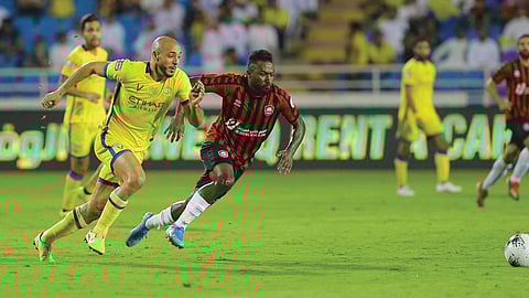 النصر يستضيف الرائد في محاولة للاقتراب من الهلال