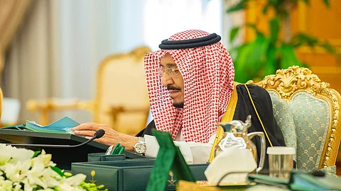 برئاسة الملك سلمان.. «الوزراء» يدين تسهيل إيران دخول سعوديين لأراضيها دون ختم جوازاتهم وسط تفشي كورونا