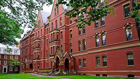 جامعة هارفارد تغلق أبوابها وتبدأ تطبيق تجربة «التعليم عن بعد»