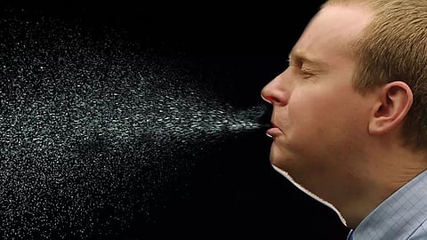 «النمر» يحسم الجدل حول علاقة «كتم العطس» بانفجار الأذن والعين