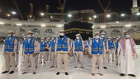 بالصور.. 450 عاملًا لتعقيم المسجد الحرام بـ1800 لتر معقمات يوميًّا