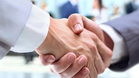 رسميًّا.. السلام بالأيدي ممنوع في ملاعب كرة القدم المكسيكية