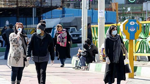 كورونا يتمدد بين مسؤولي إيران.. ويصيب كبير مستشاري خامنئي