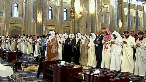 إيقاف الصلوات الخمس بمساجد الكويت والاكتفاء برفع الأذان