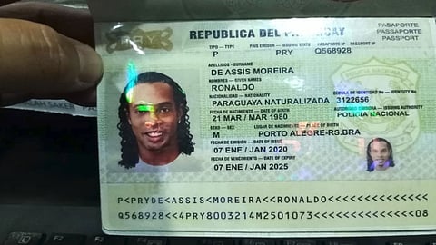 بعد رفض الإفراج المشروط.. رونالدينيو يستأنف «الحبس الاحتياطي»