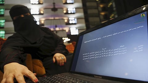 شركات سعودية تدرس قرار «العمل عن بُعد» لحماية موظفيها من كورونا