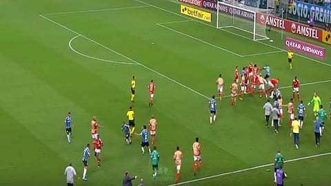 بالفيديو.. 8 بطاقات حمراء في ديربي «جريميو» بالبرازيل