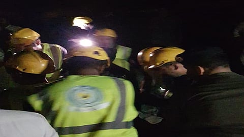 سيرًا على الأقدام 12 كم.. رجال «مدني الجموم» ينقذون شخصًا سقط بجبل شديد الوعورة