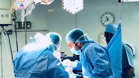 فريق طبي ينهي معاناة طفلة من «التفاف بالوجه» بحفر الباطن
