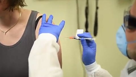 بالفيديو.. أول شخص في العالم يُحقَن باللقاح التجريبي لفيروس كورونا