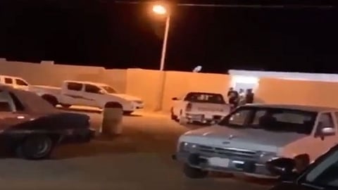 بالفيديو.. إخلاء الشرطة تجمعات شبابية من استراحات بتيماء