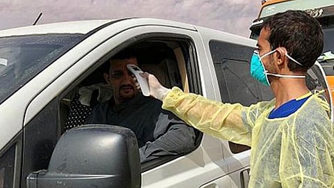 بالصور.. فحص بصري للقادمين بمدخل ومطار شرورة «احترازًا» من كورونا