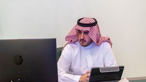 أمير الجوف يجتمع بأعضاء غرفة العمليات المشتركة «عن بُعد»