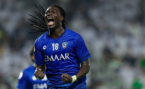 بالفيديو.. جوميز يقبل تحدي تنظيف المنزل