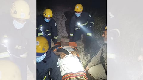 شاهد.. مدني ميسان ينقذ شخصًا سقط من قمة جبل إبراهيم بمنطقة وعرة