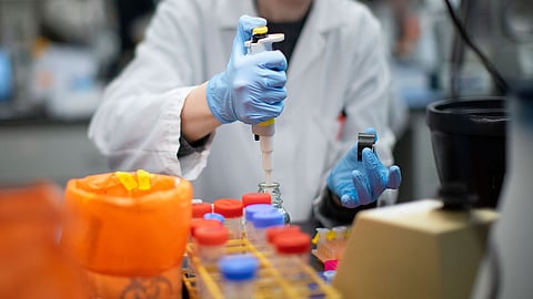 روسيا تبدأ اختبار لقاح كورونا.. وتجربة دواء سويسري في الصين