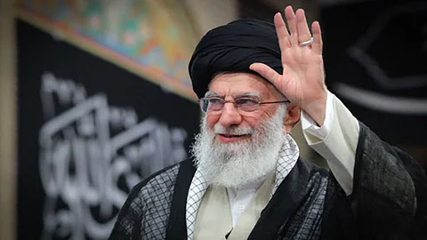 خامنئي يتجاهل الواقع الاقتصادي.. والرئيس الإيراني يروج لـ«نجاح كاذب»