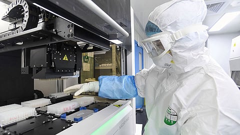 خبراء: الجنس لا ينقل كورونا.. و«القبلة» بها فيروس قاتل