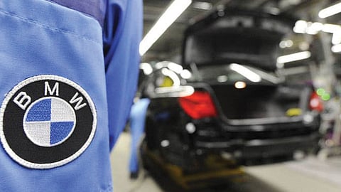 بسبب كورونا.. دايملر وبي إم دبليو تخفضان إنتاجهما من السيارات بأمريكا