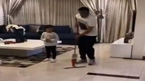 بالفيديو.. الشلهوب يقبل تحدي جوميز وينظف منزله