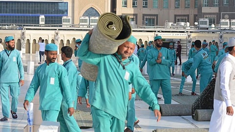 رفع السجّاد من الحرمين الشريفين للوقاية من فيروس كورونا