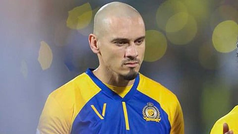 مدافع النصر يوجه رسالة هامة إلى الجمهور السعودي