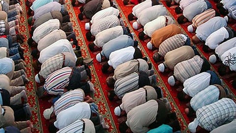 البحرين تعلن تعليق صلاة الجماعة والجمعة بالمساجد بسبب كورونا