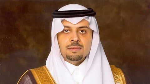 رش وتعقيم الأماكن العامة والمنشآت الحيوية بمنطقة الحدود الشمالية