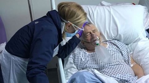 الفنانة البريطانية صوفيا مايلز تعلن وفاة والدها بفيروس كورونا