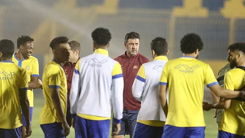 فيتوريا يراقب تدريبات لاعبي النصر بـ«واتساب»